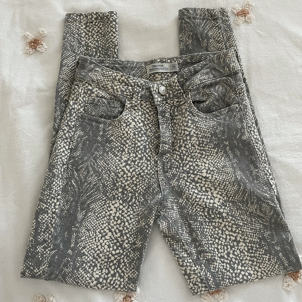 Gray and White Snakeprint skinny jeans